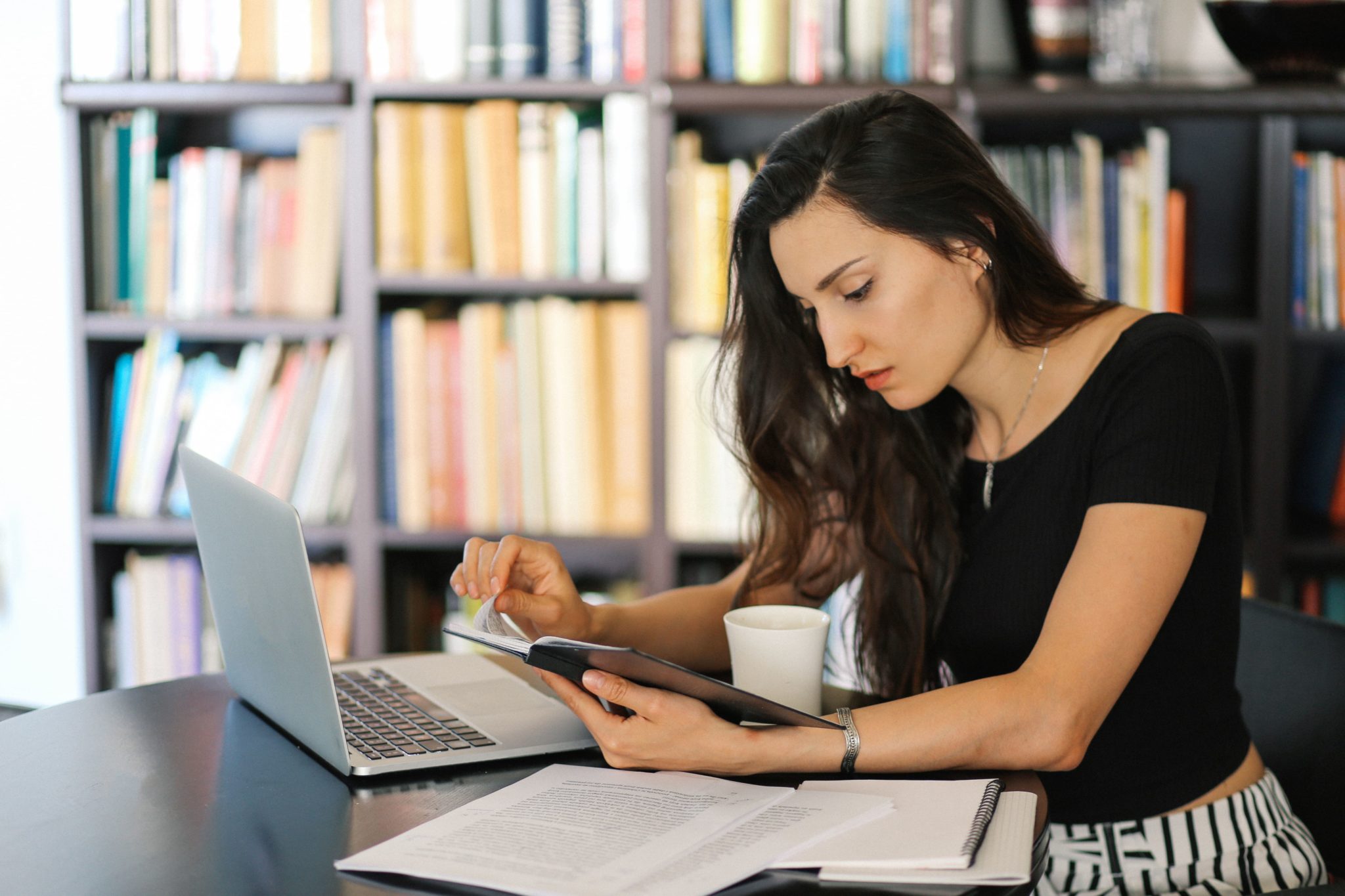 correctrice freelance en pleine correction